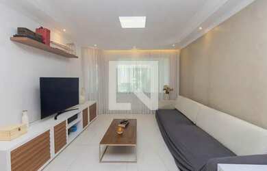 Imagem: A casa possui 3 Dormitórios, 5 Banheiros, 4 Vagas na garagem