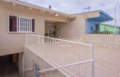 Imagem: A casa possui 3 Dormitórios, 2 Banheiros, 2 Vagas na garagem