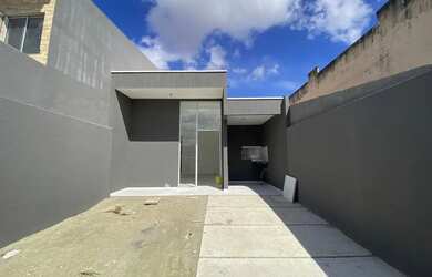 Imagem: A casa possui 3 Dormitórios, 2 Banheiros, 2 Vagas na garagem