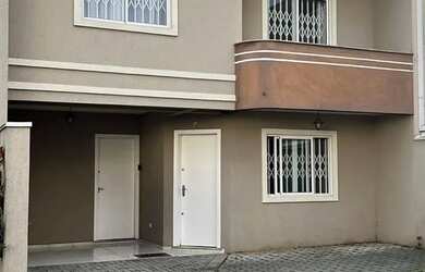 Imagem: A casa possui 3 Dormitórios, 3 Banheiros, 2 Vagas na garagem