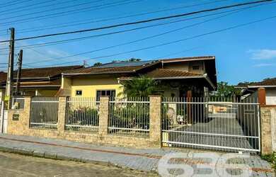 Imagem: A casa possui 3 Dormitórios, 2 Banheiros, 5 Vagas na garagem