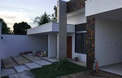 Imagem: A casa possui 3 Dormitórios, 3 Banheiros, 2 Vagas na garagem