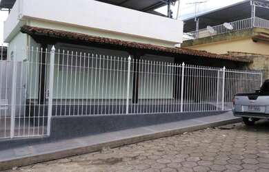 Imagem: A casa possui 3 Dormitórios, 1 Banheiro, 1 Vaga na garagem