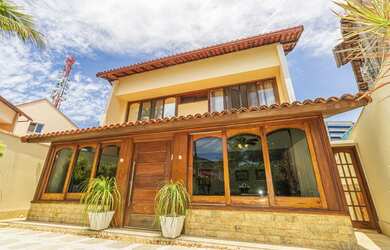 Imagem: A casa em condomínio à venda possui 5 Dormitórios, 5 Banheiros