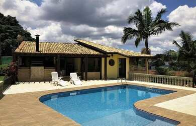 Imagem: A casa em condomínio possui 4 Dormitórios, 5 Banheiros, 5