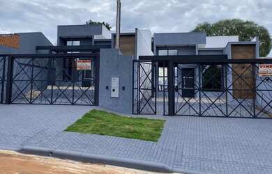 Imagem: A casa possui 3 Dormitórios, 2 Banheiros, 2 Vagas na garagem