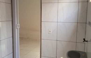 Imagem: A casa possui 1 Dormitório, 1 Banheiro, 1 Vaga na garagem e