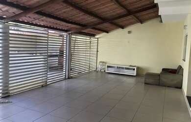 Imagem: A casa possui 4 Dormitórios, 3 Banheiros, 2 Vagas na garagem