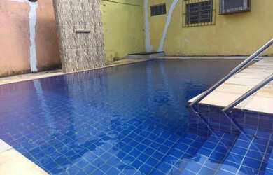 Imagem: A casa possui 5 Dormitórios, 4 Banheiros e 3 Vagas na garagem