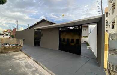 Imagem: A casa possui 4 Dormitórios, 4 Banheiros e 5 Vagas na garagem