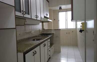 Imagem: O apartamento possui 2 Dormitórios, 1 Banheiro, 1 Vaga na garagem