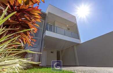 Imagem: A casa possui 3 Dormitórios, 2 Banheiros, 4 Vagas na garagem