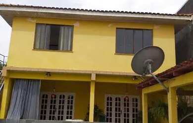 Imagem: A casa possui 2 Dormitórios, 2 Banheiros e 1 Vaga na garagem