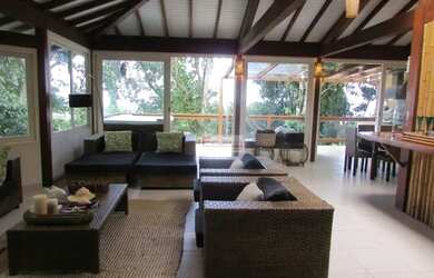 Imagem: A casa em condomínio possui 4 Dormitórios, 4 Banheiros, 221m²