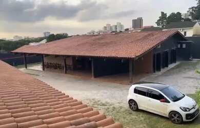 Imagem: O depósito possui 5 Vagas na garagem, 450m² de Área e está