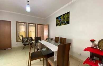 Imagem: A casa possui 2 Dormitórios, 2 Banheiros, 2 Vagas na garagem