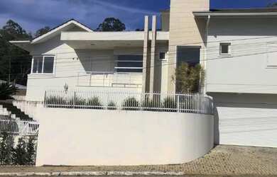 Imagem: A casa possui 3 Dormitórios, 2 Banheiros, 2 Vagas na garagem