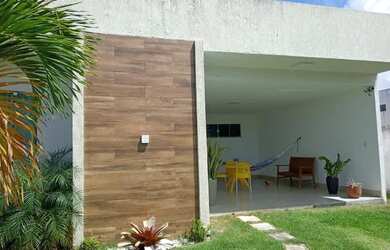 Imagem: A casa possui 3 Dormitórios, Acomodam 12 pessoas, 5 Vagas na