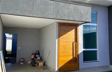 Imagem: A casa possui 3 Dormitórios, 2 Banheiros, 2 Vagas na garagem