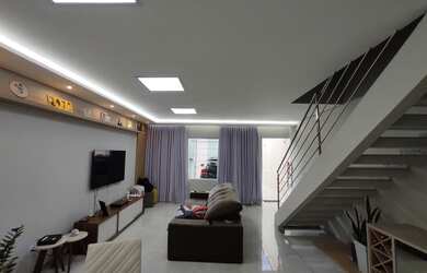 Imagem: A casa possui 3 Dormitórios, 2 Banheiros, 2 Vagas na garagem