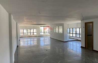 Imagem: O depósito possui 4 Vagas na garagem, 180m² de Área e Imóvel