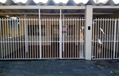 Imagem: A casa possui 3 Dormitórios, 2 Banheiros e 3 Vagas na garagem