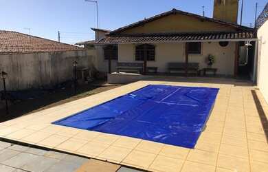 Imagem: A casa possui 4 Dormitórios, 2 Banheiros, 2 Vagas na garagem