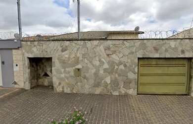 Imagem: A casa possui 2 Dormitórios, 2 Banheiros, 2 Vagas na garagem