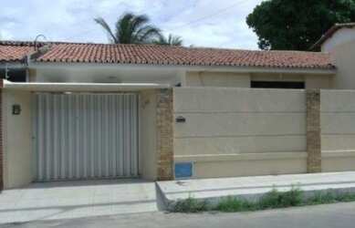 Imagem: A casa possui 3 Dormitórios, 1 Banheiro, 1 Vaga na garagem