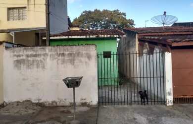 Imagem: A casa possui 2 Dormitórios, 1 Banheiro, 2 Vagas na garagem