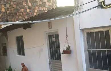 Imagem: A casa possui 1 Dormitório, 1 Banheiro, 1 Vaga na garagem e