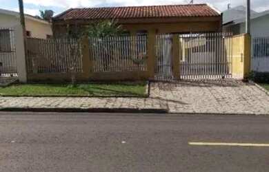 Imagem: A casa possui 2 Dormitórios, 2 Banheiros, 2 Vagas na garagem