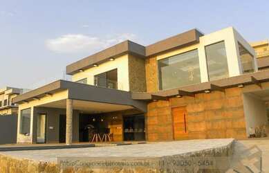 Imagem: A casa em condomínio possui 5 Dormitórios, 5 Banheiros, 570m²