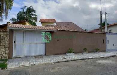 Imagem: A casa possui 4 Dormitórios, 3 Banheiros, 5 Vagas na garagem