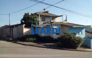 Imagem: A casa possui 3 Dormitórios, 3 Banheiros, 3 Vagas na garagem