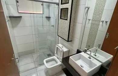 Imagem: A casa possui 3 Dormitórios, 2 Banheiros, 3 Vagas na garagem