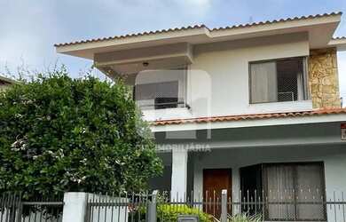 Imagem: A casa possui 4 Dormitórios, 4 Banheiros, 2 Vagas na garagem