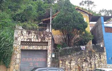 Imagem: A casa possui 4 Dormitórios, 2 Banheiros, 1 Vaga na garagem