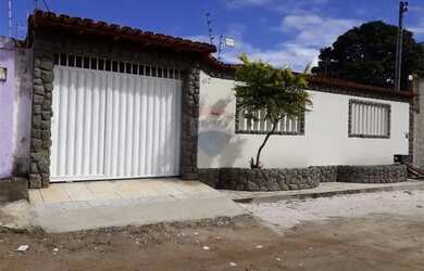 Imagem: A casa possui 3 Dormitórios, 2 Banheiros, 2 Vagas na garagem