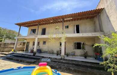 Imagem: A casa possui 3 Dormitórios, 2 Banheiros, 3 Vagas na garagem