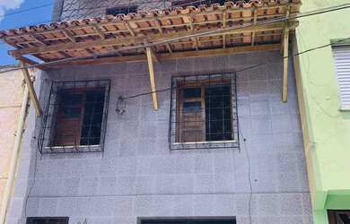 Imagem: A casa possui 4 Dormitórios, 2 Banheiros, 1 Vaga na garagem