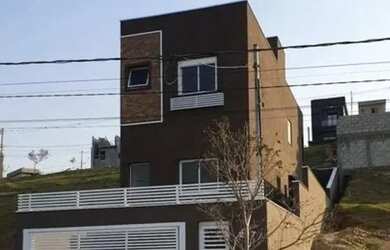 Imagem: A casa em condomínio possui 3 Dormitórios, 3 Banheiros, 2