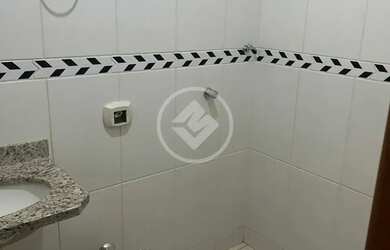 Imagem: A casa possui 3 Dormitórios, 2 Banheiros, 2 Vagas na garagem