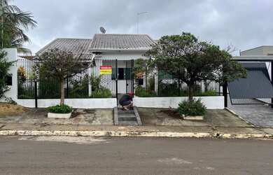 Imagem: A casa possui 2 Dormitórios, 3 Banheiros, 2 Vagas na garagem