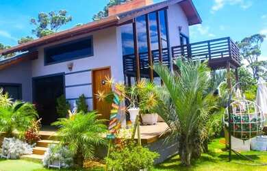 Imagem: A casa possui 3 Dormitórios, 3 Banheiros, 3 Vagas na garagem