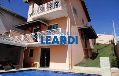 Imagem: A casa possui 4 Dormitórios, 3 Banheiros, 3 Vagas na garagem