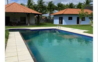 Imagem: A casa possui 3 Dormitórios, 3 Banheiros, 2 Vagas na garagem