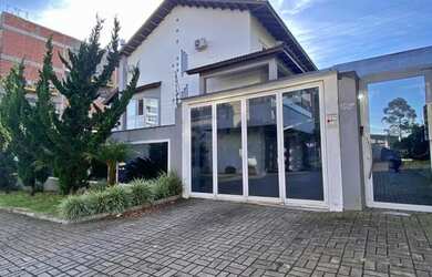 Imagem: A casa possui 3 Dormitórios, 5 Banheiros, 4 Vagas na garagem