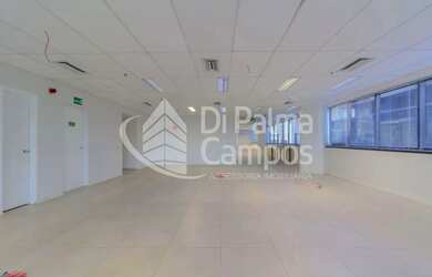 Imagem: O depósito possui 5 Vagas na garagem, 404m² de Área e está