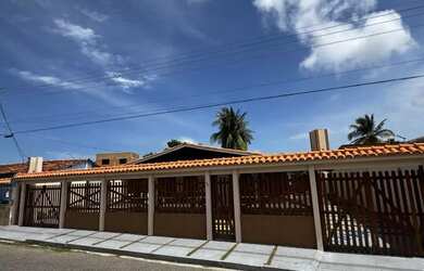 Imagem: A casa possui 2 Dormitórios, 2 Banheiros, 4 Vagas na garagem